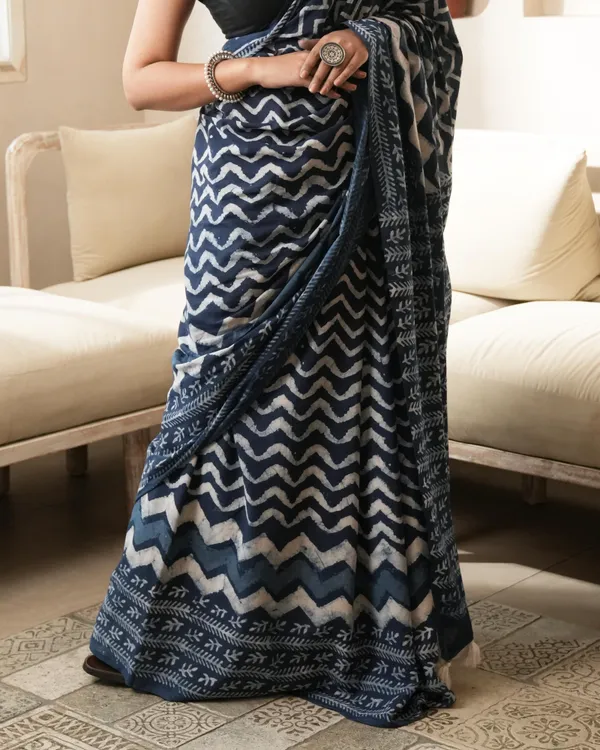 Indigo_Cotton_Wave_Dabu_Print_Mul_Saree_For_Women